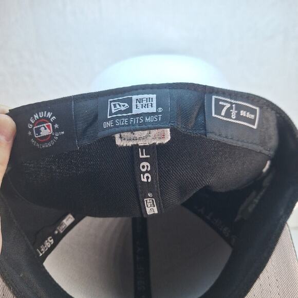 New Era 59Fifty Cap MLB Atlanta Braves Black Hat 7 1/8 Greetings From Atlanta - Picture 8 of 8